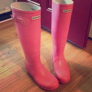Size 7/8 Pink Matte Hunter boots